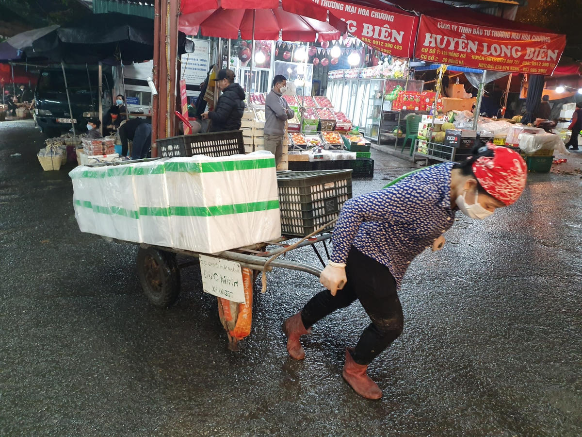 Không kể là phụ nữ, người già họ vẫn trầm mình kéo những chuyến hàng mưu sinh.