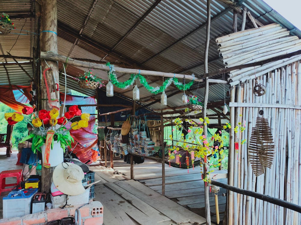 Một ngày mới của nữ trưởng phòng bỏ phố lên rừng làm việc thiện