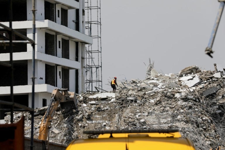Tòa chung cư 21 tầng đổ sập khi đang trong quá trình xây dựng ở thành phố Lagos, Nigeria. Ảnh: Al Jazeera.