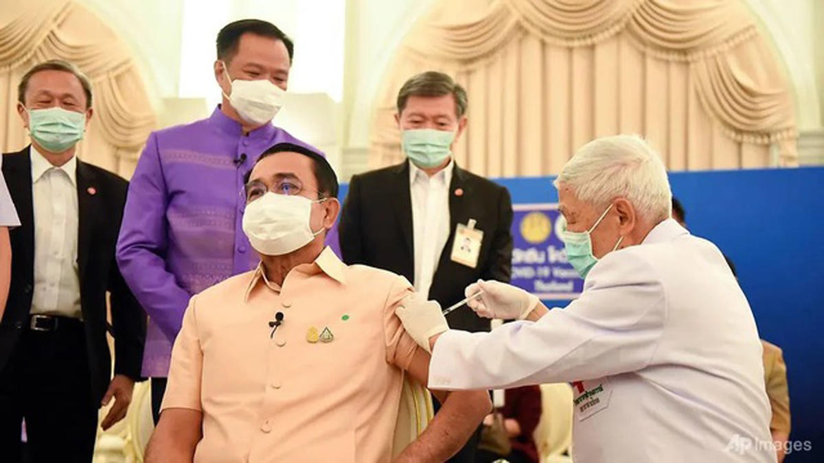Thủ tướng Thái Lan Prayuth Chan-ocha tiêm vaccine AstraZeneca tại Bangkok, ngày 16/3.