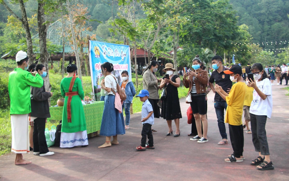 Người dân tham gia trò chơi dân gian của người Chăm Pa.