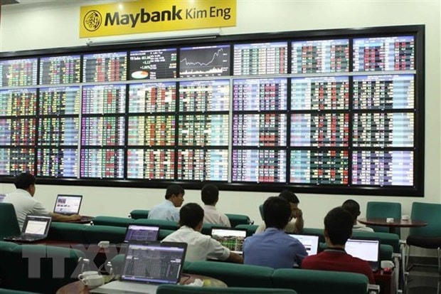 Giao dịch chứng khoán tại sàn Maybank KIM ENG (Thành phố Hồ Chí Minh). (Ảnh: Hoàng Hải/TTXVN).