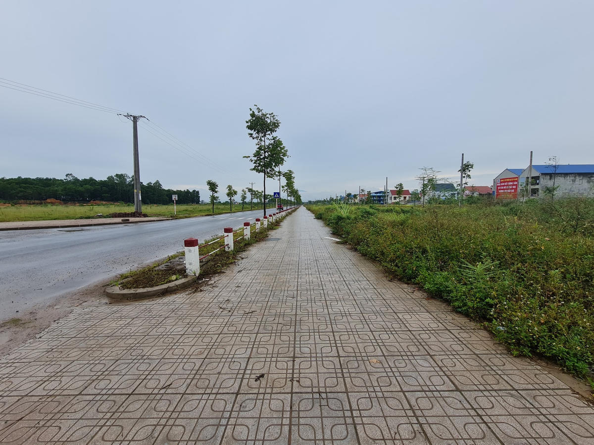 Theo báo cáo của UBND thị xã Phổ Yên, Khu dân cư Hồng Tiến được UBND tỉnh Thái Nguyên phê duyệt quy hoạch chi tiết tỷ lệ 1/500 với diện tích hơn 20 ha, trong đó đất ở là 10,1 ha gồm 960 lô. Hiện đã giải phóng mặt bằng sạch của 911 lô với diện tích 95.585 m2, đã có hạ tầng kỹ thuật, chỉ còn 49 lô chưa giải phóng mặt bằng sạch. Ảnh: Khu đất được đấu giá.