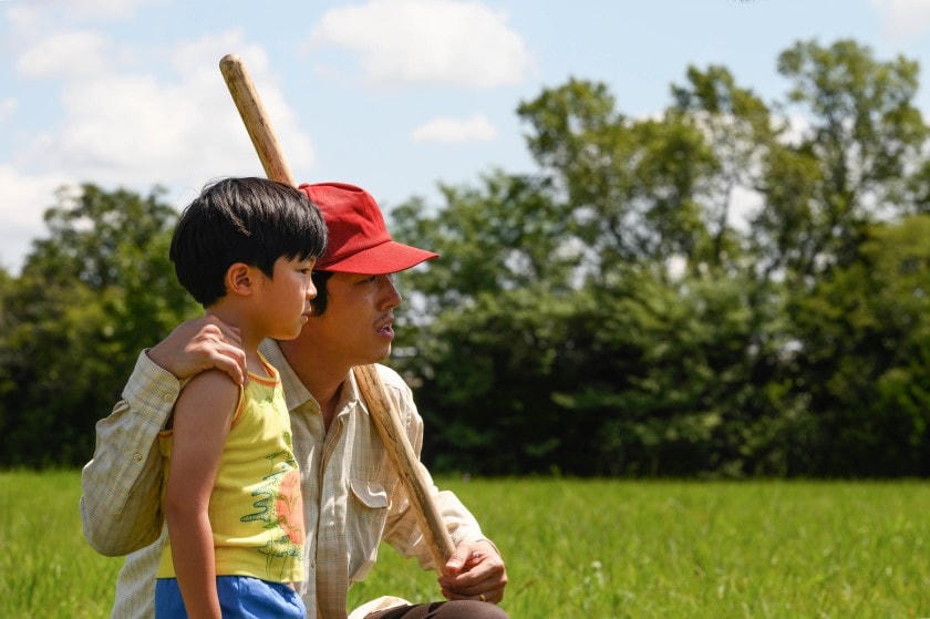 Steven Yeun (phải) và Alan Kim xuất hiện trong "Minari" của Lee Isaac Chung.  