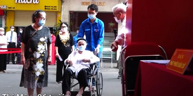 Còn ở điểm bầu cử số 3, phường Trúc Bạch, Ba Đình, mọi người có mặt ở đây không khỏi xúc động khi chứng kiến cụ bà Tô Thị Mão, 96 tuổi ngồi xe lăn đến trực tiếp bỏ phiếu, thực hiện nghĩa vụ công dân của mình. 