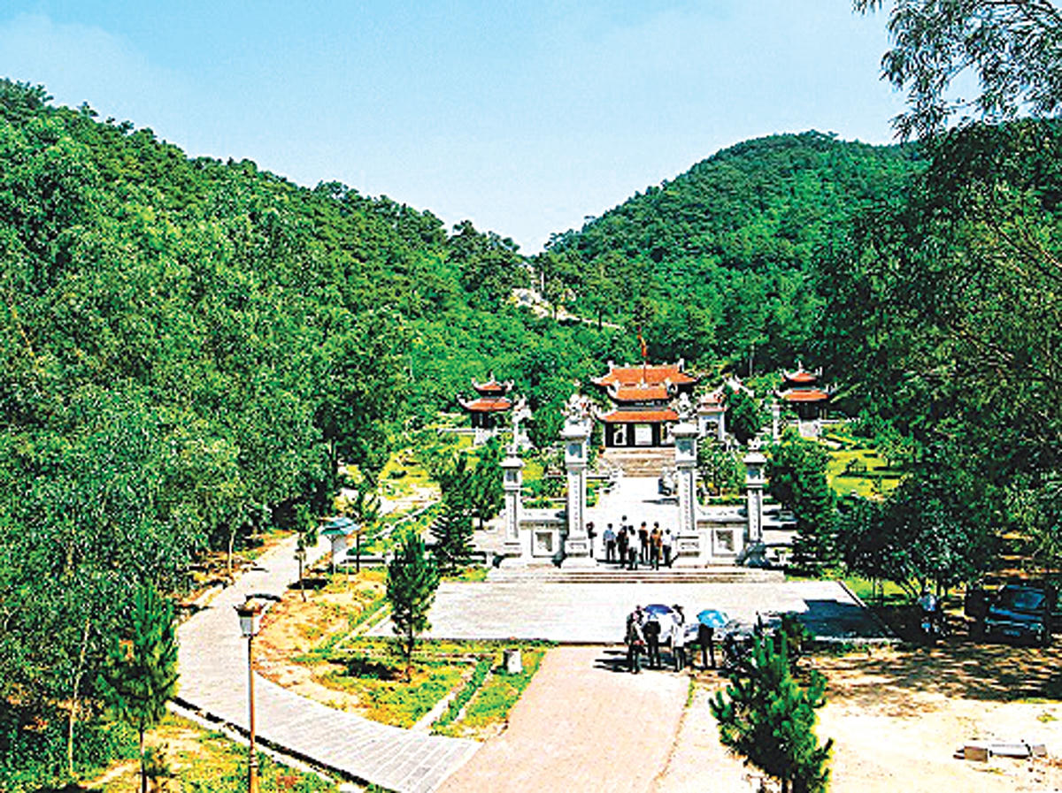 Đền Nguyễn Trãi ở Côn Sơn.