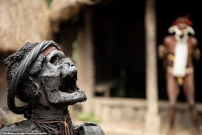 Chặt ngón tay, hun khói xác chết: Tập tục mai táng kỳ lạ ở Indonesia