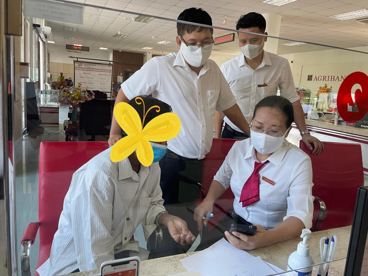 Nhân viên giao dịch Agribank giải thích cho ông X. hiểu đây là vụ lừa đảo. 