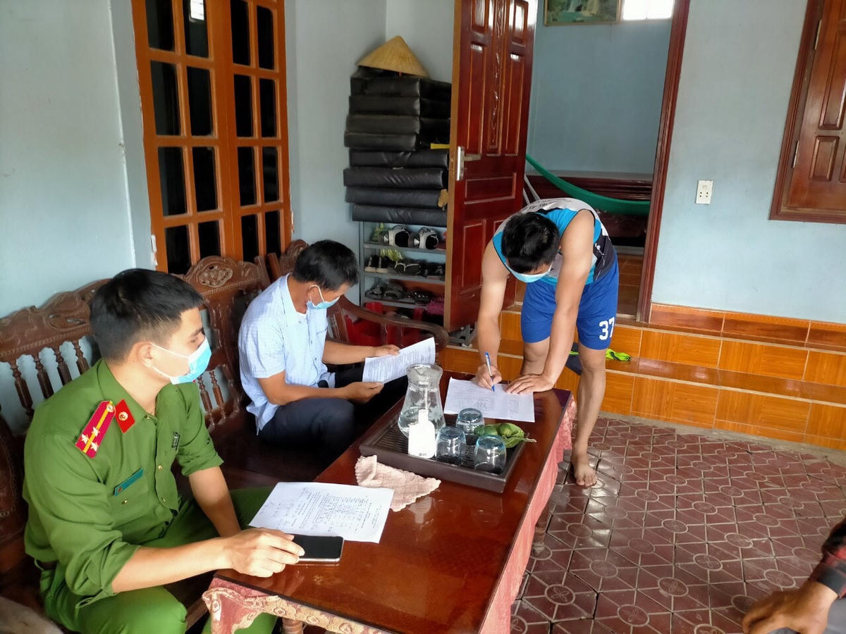 Công an xã Kỳ Phú xử phạt người dân không thực hiện cách ly.