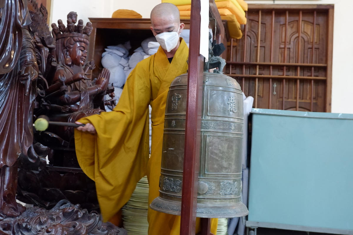 Nghi thức giống chuông tưởng niệm đã được thực hiện tại buổi lễ cầu siêu tổ chức tại Thiền viện Trúc Lâm Phương Nam TP Cần Thơ.