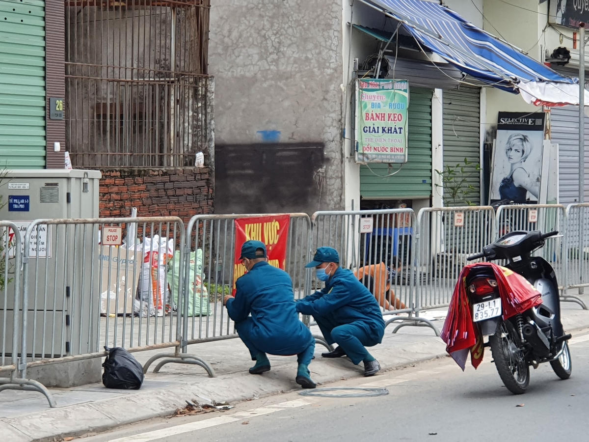 Lực lượng chức năng đã tiến hành dựng hàng rào phong tỏa nhiều nơi: tuyến đường F1, từ đầu ngõ 8 cổng làng đường Lê Quang Đạo đến đầu ngõ đến số nhà 192 ngách 8/43, 8/11/36/47 tổ 6, ngõ 8/11/36/193 tổ 5 (sau đình làng) và ngõ 8/11/150/4 đến 8/11/112 đến 8/11/92 thuộc tổ 5.