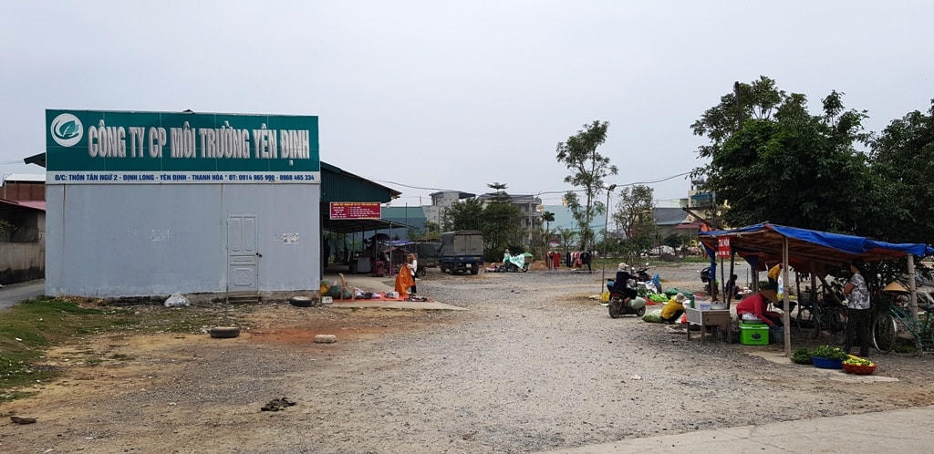 Các lều bạt được căng tạm trên khu đất của C.ty môi trường huyện Yên Định để bán hàng.