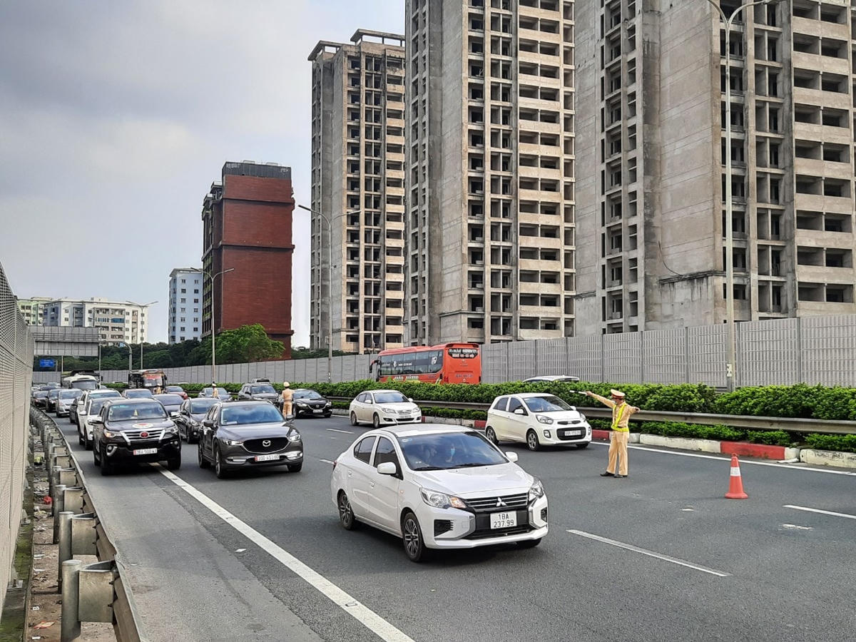 Ghi nhận của phóng viên vào chiều 2/5, tại Km188, đoạn nút giao từ cao tốc Pháp Vân - Cầu Giẽ về trung tâm TP Hà Nội, và hướng đi cầu Thanh Trì, dưới thời tiết nắng nóng, oi bức nhưng Đội Tuần tra kiểm soát đường bộ cao tốc số 3 (Cục CSGT) đã tổ chức căng dây, phân luồng để điều tiết giao thông tránh ùn tắc.