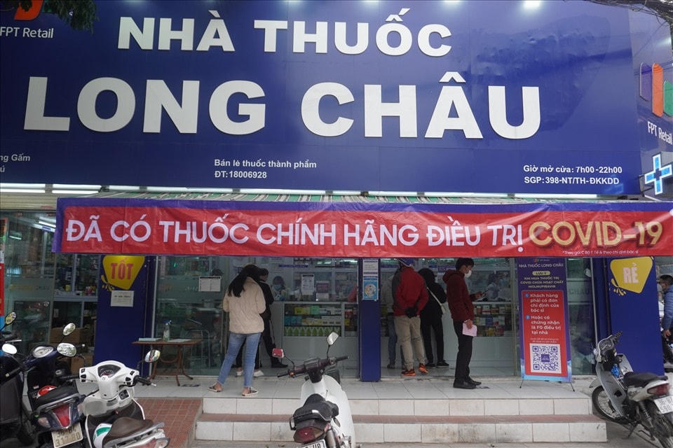 Ảnh: Tấp nập người mua kit test và thuốc điều trị Covid-19
