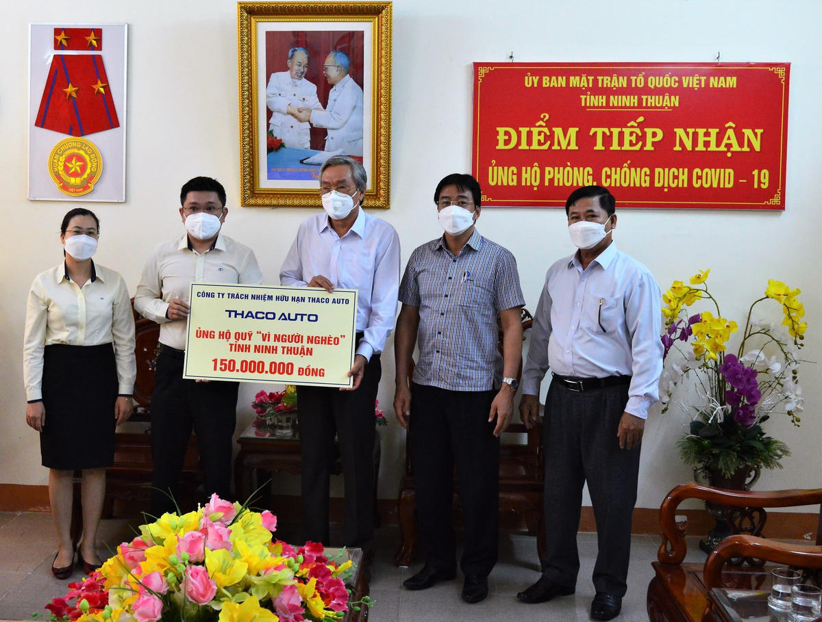 Mặt trận Ninh Thuận: tiếp nhận vật tư y tế và túi quà an sinh cho người nghèo