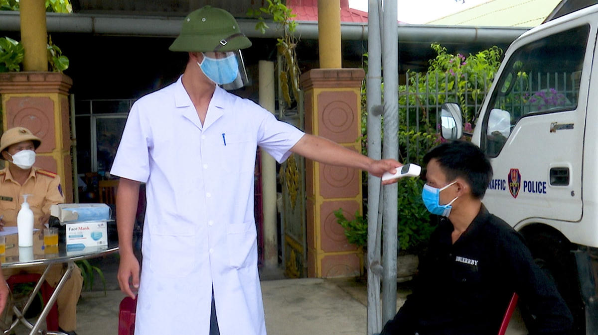 Tổ kiểm soát dịch bắc Cầu Gianh đã kiểm tra y tế 2 đối tượng vượt chốt.