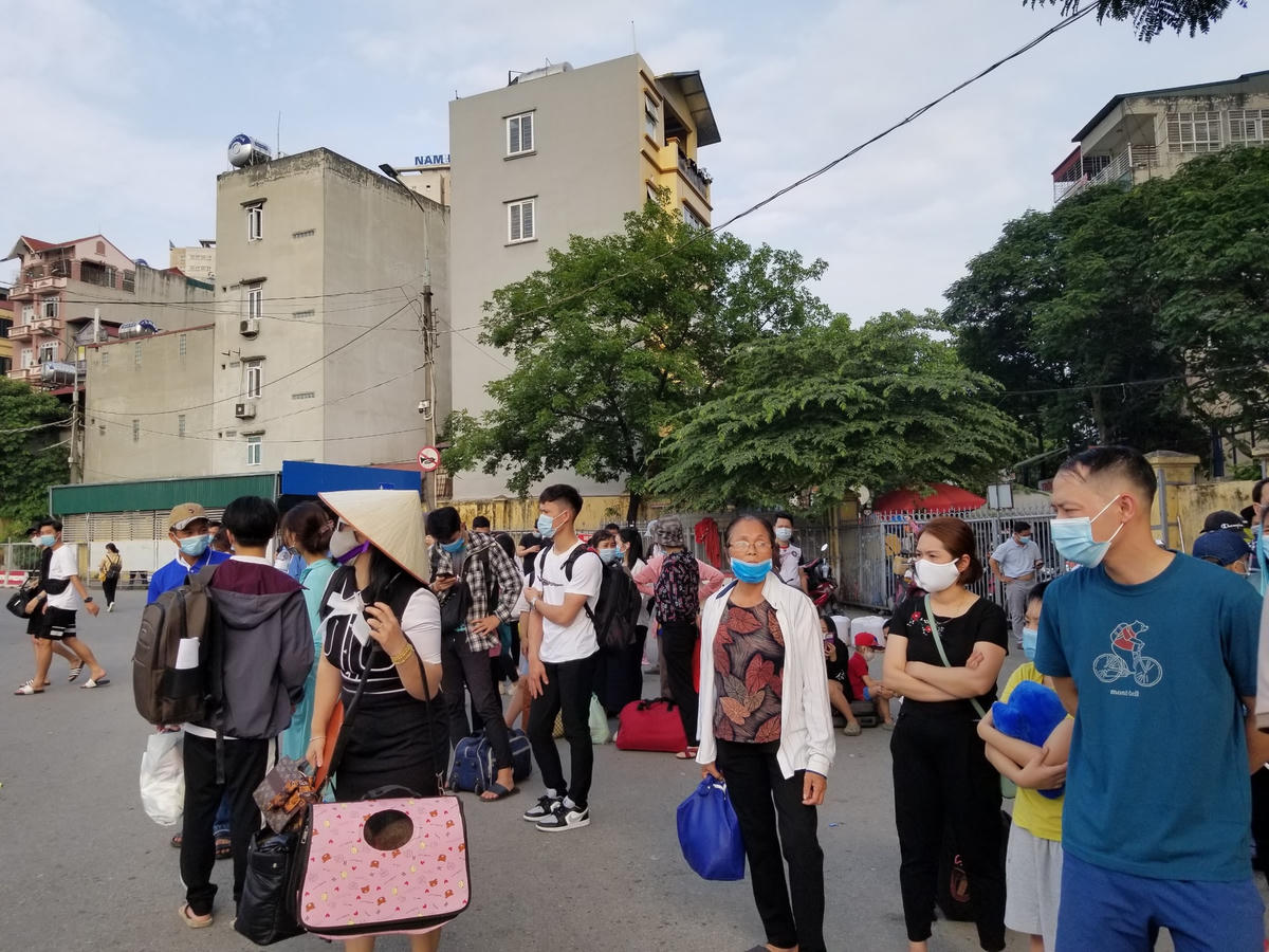 Người dân tại bến xe Giáp bát đều tự trang bị khẩu trang.