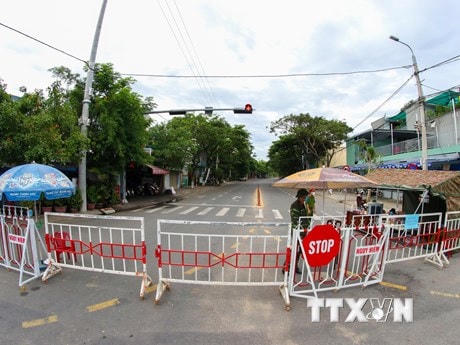 Đường vào thôn Lệ Sơn Nam bị phong tỏa sau khi phát hiện có người nhiễm COVID-19. (Ảnh: Trần Lê Lâm/TTXVN).