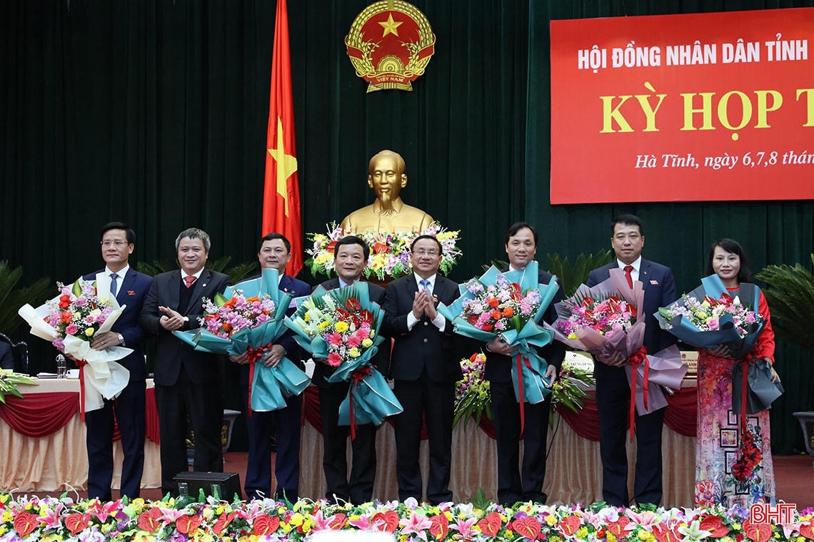 Ủy viên BCH Trung ương Đảng Lê Đình Sơn, Chủ tịch UBND tỉnh Trần Tiến Hưng tặng hoa chúc mừng các đồng chí trong Thường trực HĐND tỉnh và lãnh đạo UBND tỉnh Hà Tĩnh vừa được bầu bổ sung tại kỳ họp. Ảnh: Báo Hà Tĩnh.