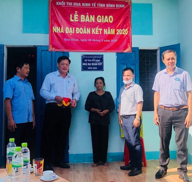 Trao nhà Đại đoàn kết cho gia đình bà Nguyễn Thị Nhường, Khu vực 7, phường Nhơn Phú, TP Quy Nhơn, tỉnh Bình Định.