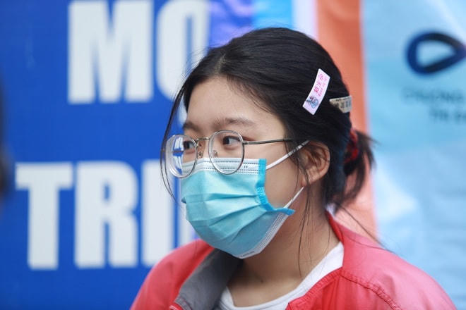 Tại điểm thi THPT Trưng Vương (Quận 1), em Dương Thị Quỳnh Anh là thí sinh đầu tiên ra khỏi điểm thi.