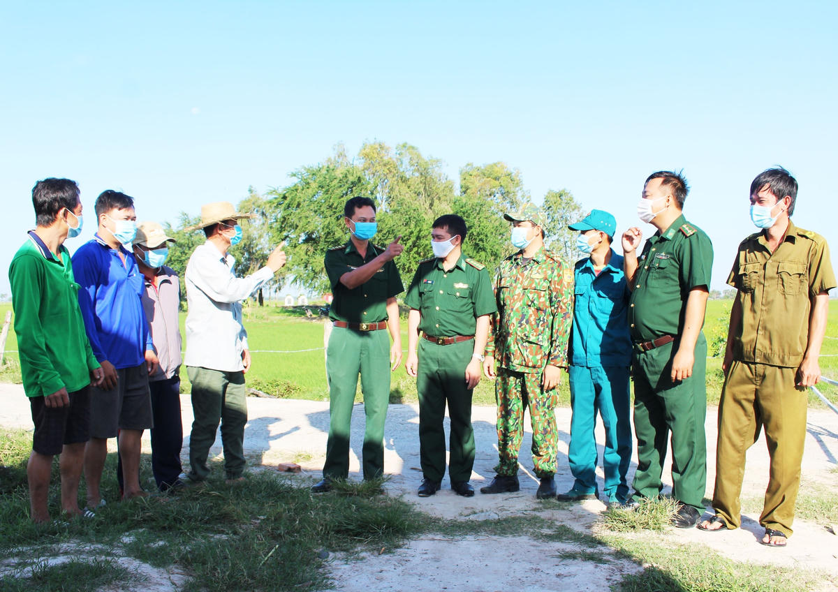 Bộ đội Biên phòng Kiên Giang vận động người dân nâng cao cảnh giác phòng chống dịch Covid-19.