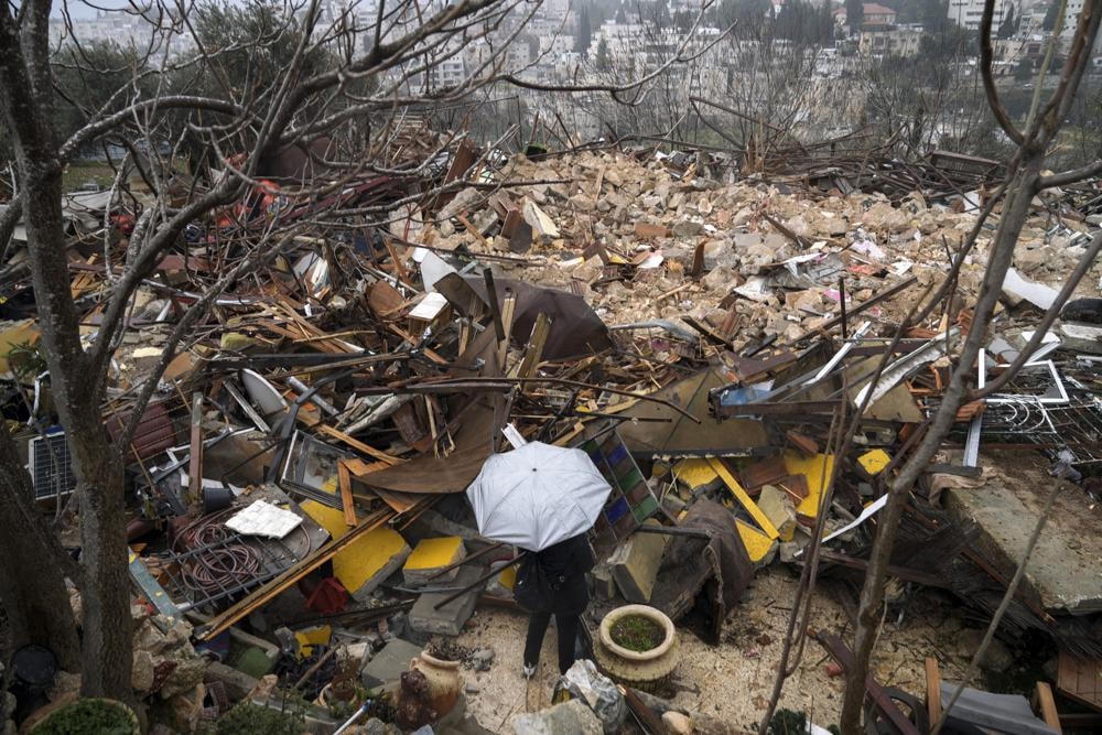 Đống đổ nát từ một ngôi nhà của cư dân Palestine bị phá dỡ bởi chính quyền đô thị ở khu Sheikh Jarrah, phía đông thành phố Jerusalem, Israel. Cảnh sát Israel đã trục xuất cư dân Palestine khỏi khu đất tranh chấp và phá dỡ những ngôi nhà, vài ngày sau khi căng thẳng đi vào bế tắc. Ảnh AP / Mahmoud Illean.