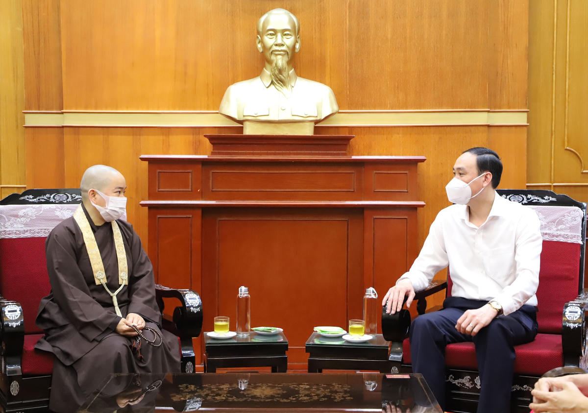 Phó Chủ tịch Phùng Khánh Tài gặp gỡ, trò chuyện cùng Sư cô Thích Tâm Trí.