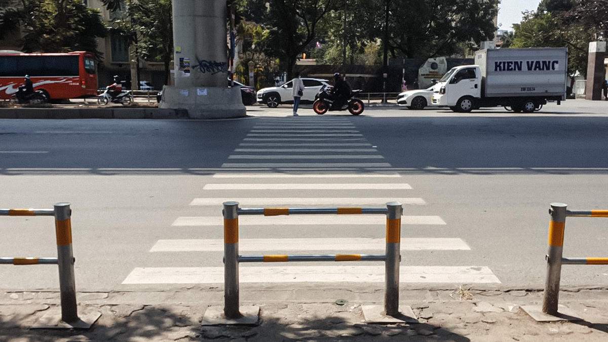 Rào chắn có điểm mở tại các lối sang đường giúp người dân đi bộ thuận tiện hơn.