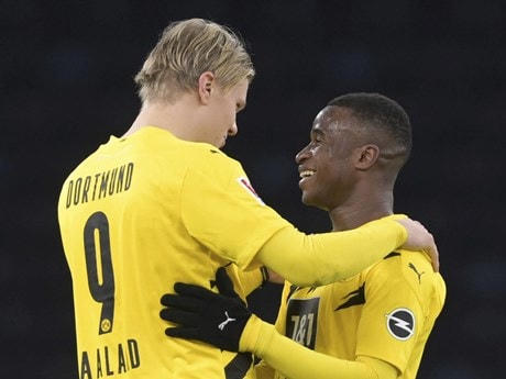 Erling Braut Haaland và Youssoufa Moukoko đi vào lịch sử Bundesliga. (Nguồn: DPA)