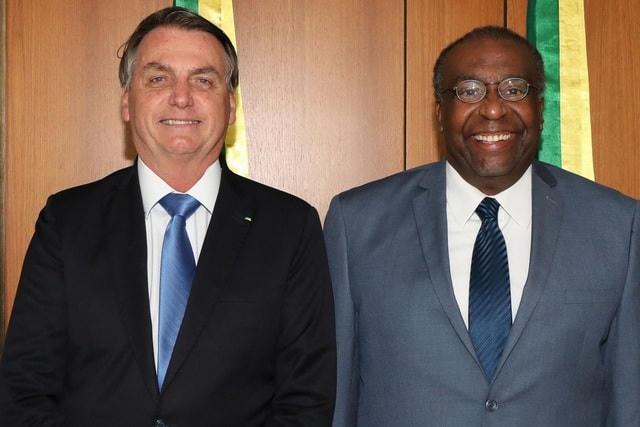 Tổng thống Brazil Jair Bolsonaro (trái) và ông Carlos Decotelli (Ảnh: AFP).