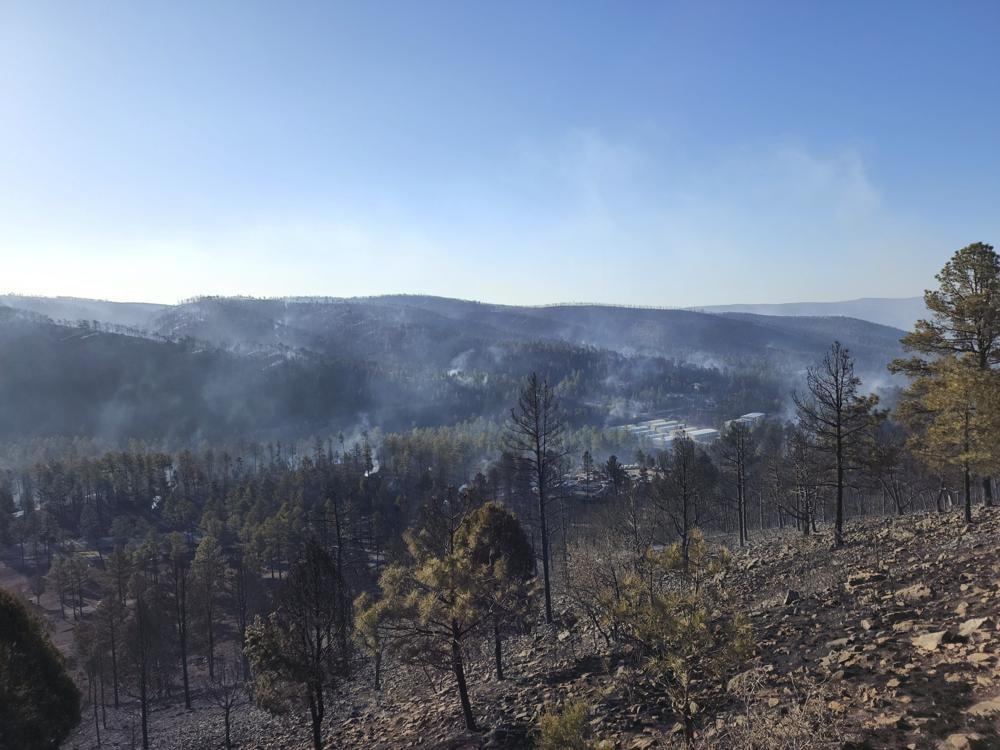 Khói bốc lên dọc theo sườn đồi ở làng Ruidoso, bang New Mexico, Mỹ. Ảnh: AP.
