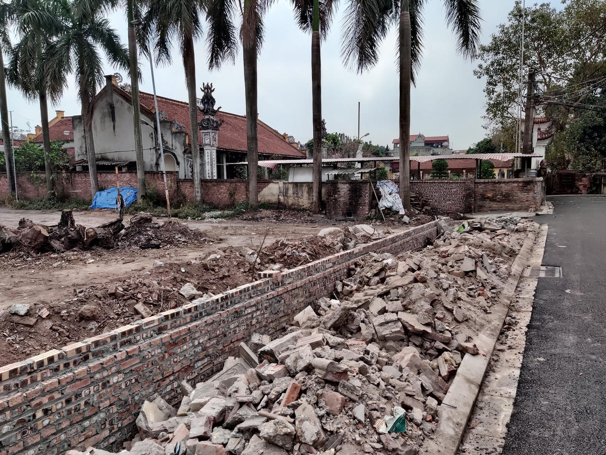 Một phần khuôn viên chùa Vàng bị đập tường, chặt cây và xây thụt lùi vào phía trong.