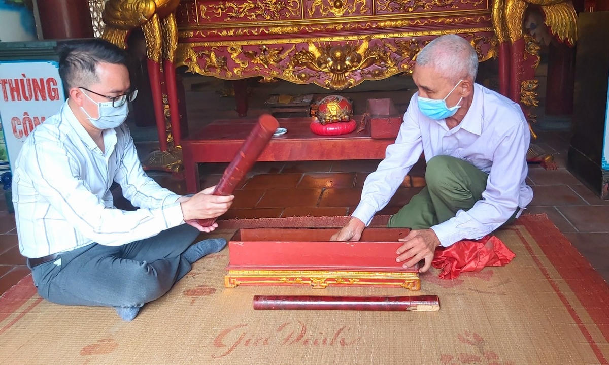 Đến nay người dân Nghi Hải vẫn còn giữ được 6 đạo sắc của vua ban từ triều đại hậu Lê đến các triều đại nhà Nguyễn. (Ảnh: Điền Bắc)