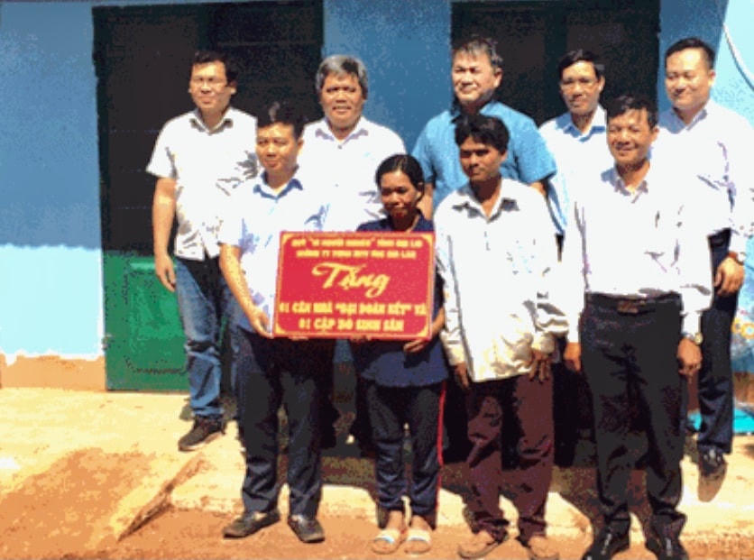 Mặt trận tỉnh Gia lai bàn giao nhà Đại đoàn kết