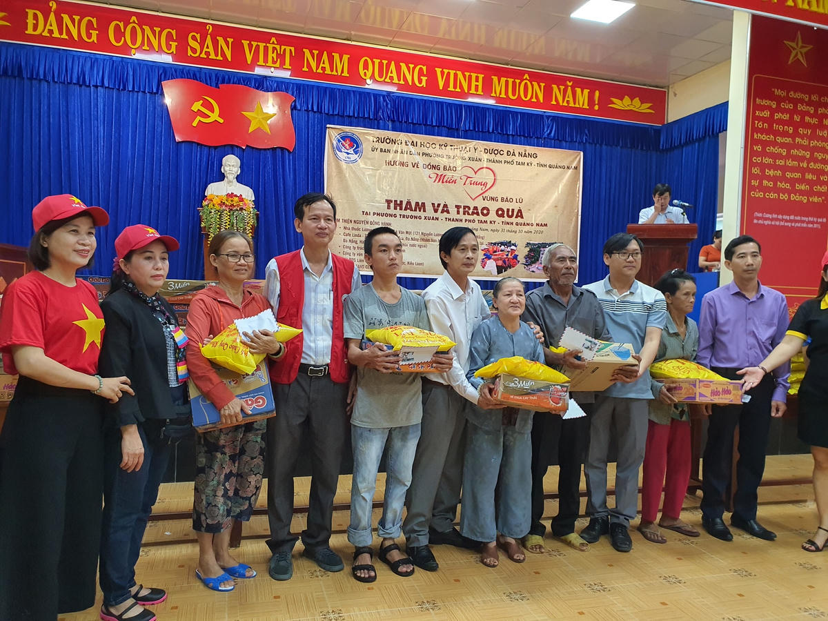 Trao quà cho bà con phường Trường Xuân bị thiệt hại do bão số 9.