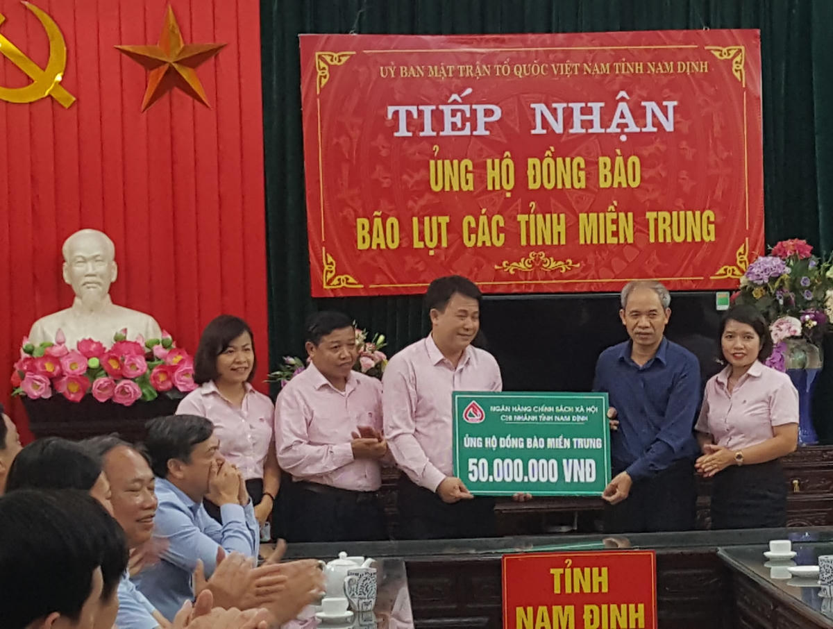 Ông Đoàn Văn Hùng, Chủ tịch Ủy ban MTTQ Việt Nam tỉnh Nam Định (bên phải) tiếp nhận ủng hộ.