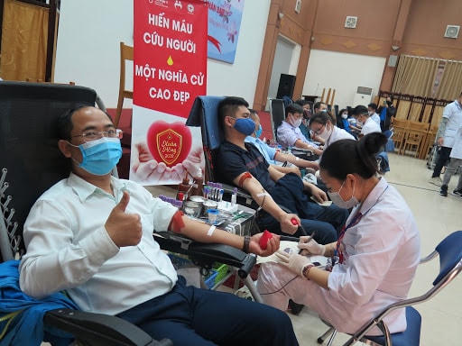 Hiến máu cứu người là một nghĩa cử đẹp.