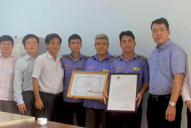 Anh Trần Văn Năm cùng tổ trực nhận bằng khen của Bộ GTVT.