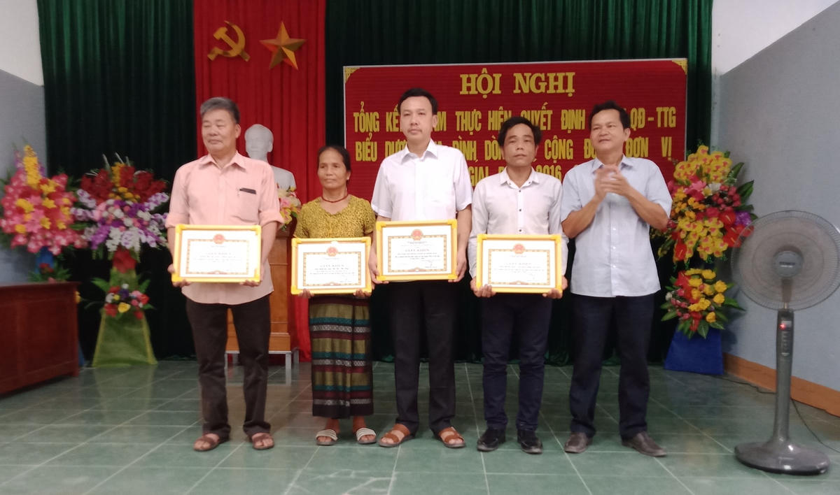 Bà Hồ Thị Pan đại diện gia đình nhận bằng khen vì đã có thành tích tiêu biểu xuất sắc xây dựng Gia đình học tập từ năm 2016 – 2020..