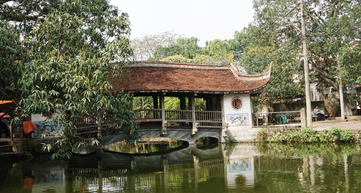 Cây cầu ở đình Bình Vọng (xã Văn Bình, huyện Thường Tín, Hà Nội).  