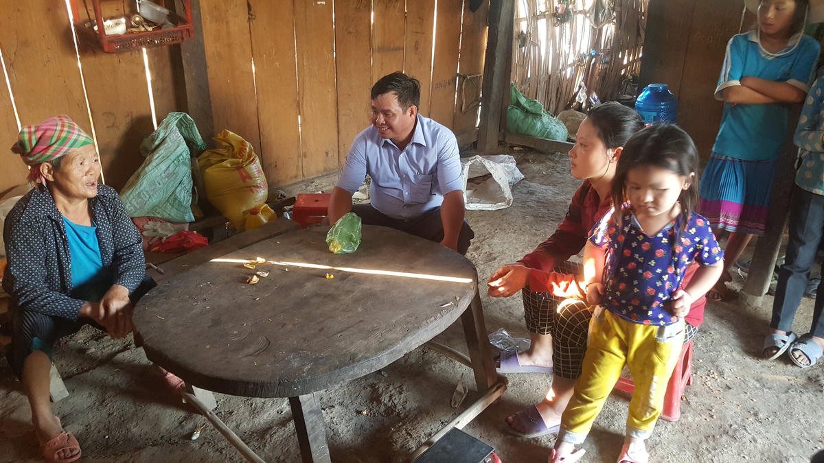 Ông Tâm (ngồi giữa) đến từng gia đình có hoàn cảnh khó khăn hoạn nạn để tìm hiểu, động viên và giúp đỡ kịp thời.
