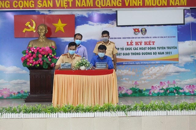 Lễ ký kết tuyên truyền hoạt luật giao thông đường bộ năm 2021 giữa đoàn Phòng PC08 và huyện đoàn Bình Chánh.  
