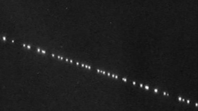 Dàn vệ tinh Starlink của SpaceX phát sáng trên bầu trời. Ảnh: News Break. 