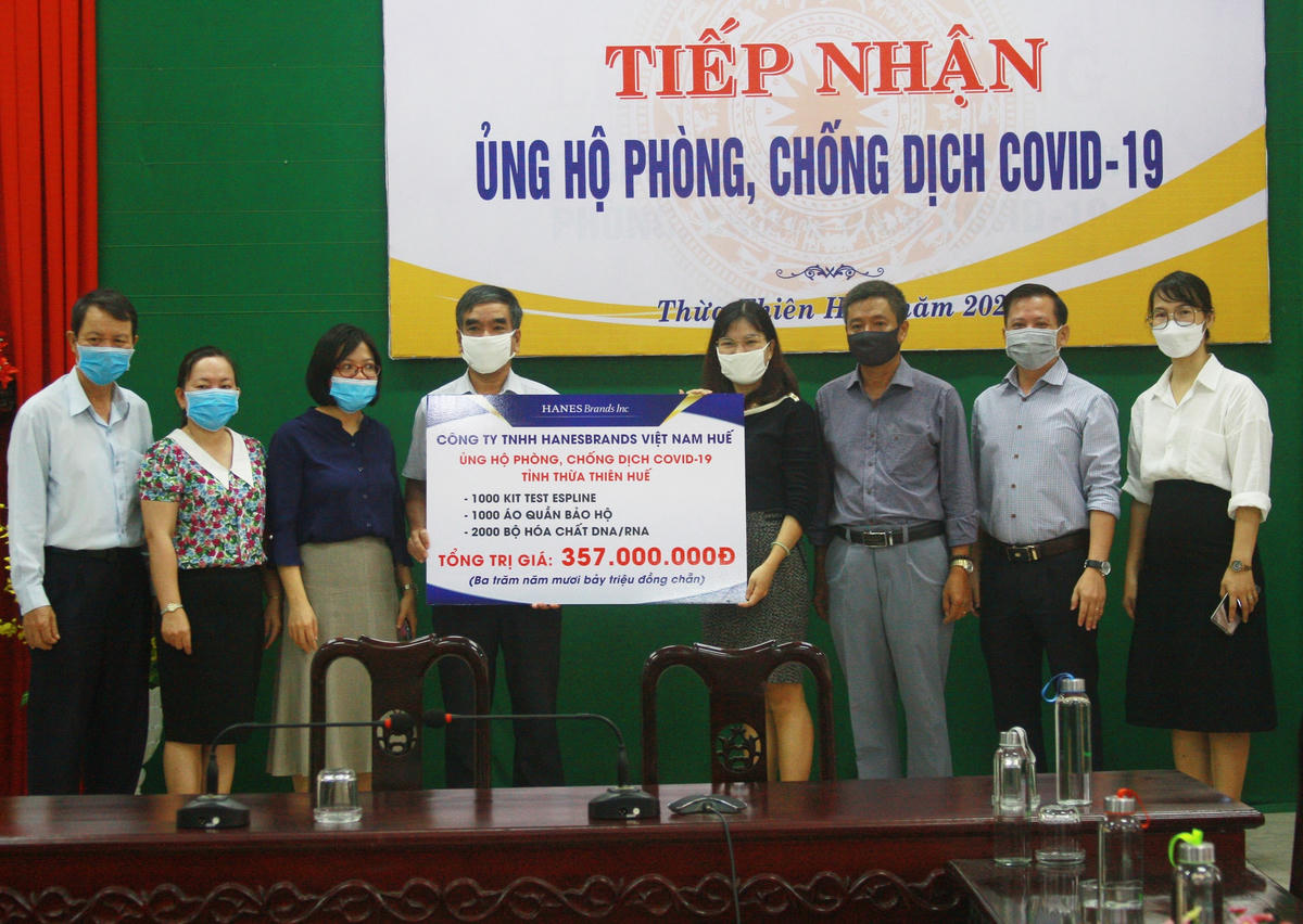 Đại diện Công ty HBI trao tặng vật tư y tế phòng, chống dịch Covid-19.