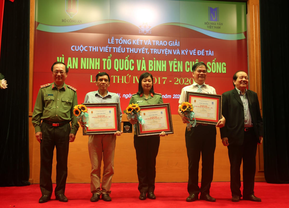 Trao giải cuộc thi Vì an ninh Tổ quốc và bình yên cuộc sống