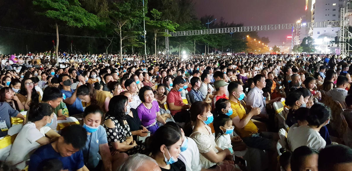 Hàng nghìn du khách trong và ngoài tỉnh đã về tham dự lễ hội.