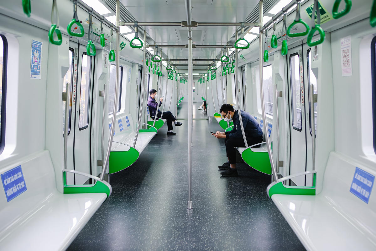 Theo ghi nhận của PV Đại Đoàn Kết Online vào giờ cao điểm sáng 2/3 lượng hành khách đến các ga metro như ga Hà Đông, Văn Quán, Thượng Đình, Thái Hà, cũng khá vắng vẻ dù đây đều là các khu vực gần trường đại học, học viện, văn phòng công ty...