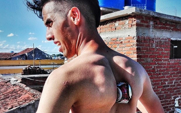 Cristian Manuel Castellano Rángel sử dụng xương bả vai để bóp lon bia. (Nguồn: diariodecuba).