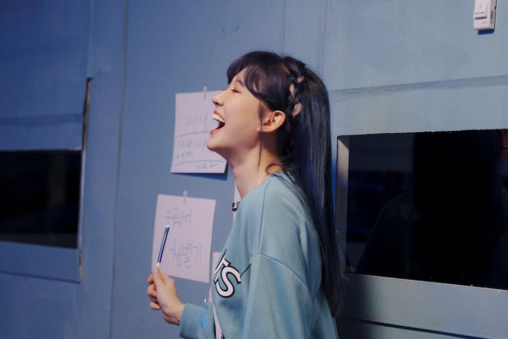 Hari Won trở thành cô giáo dạy tiêng Hàn cho các bạn chơi.